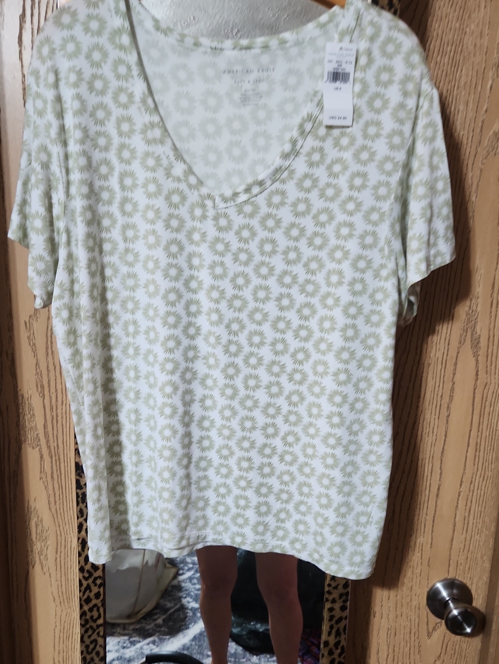 American Eagle Outfitters Light Green Daisy-Print V-Neck Short Sleeve Tee